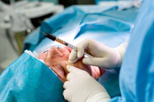 فرق تزریق چربی با ژل: راهنمای کامل انتخاب هوشمندانه برای صورت شما